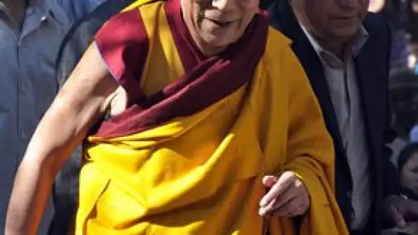 El líder budista salió satisfactoriamente de la operación donde le quitaron cálculos biliares.