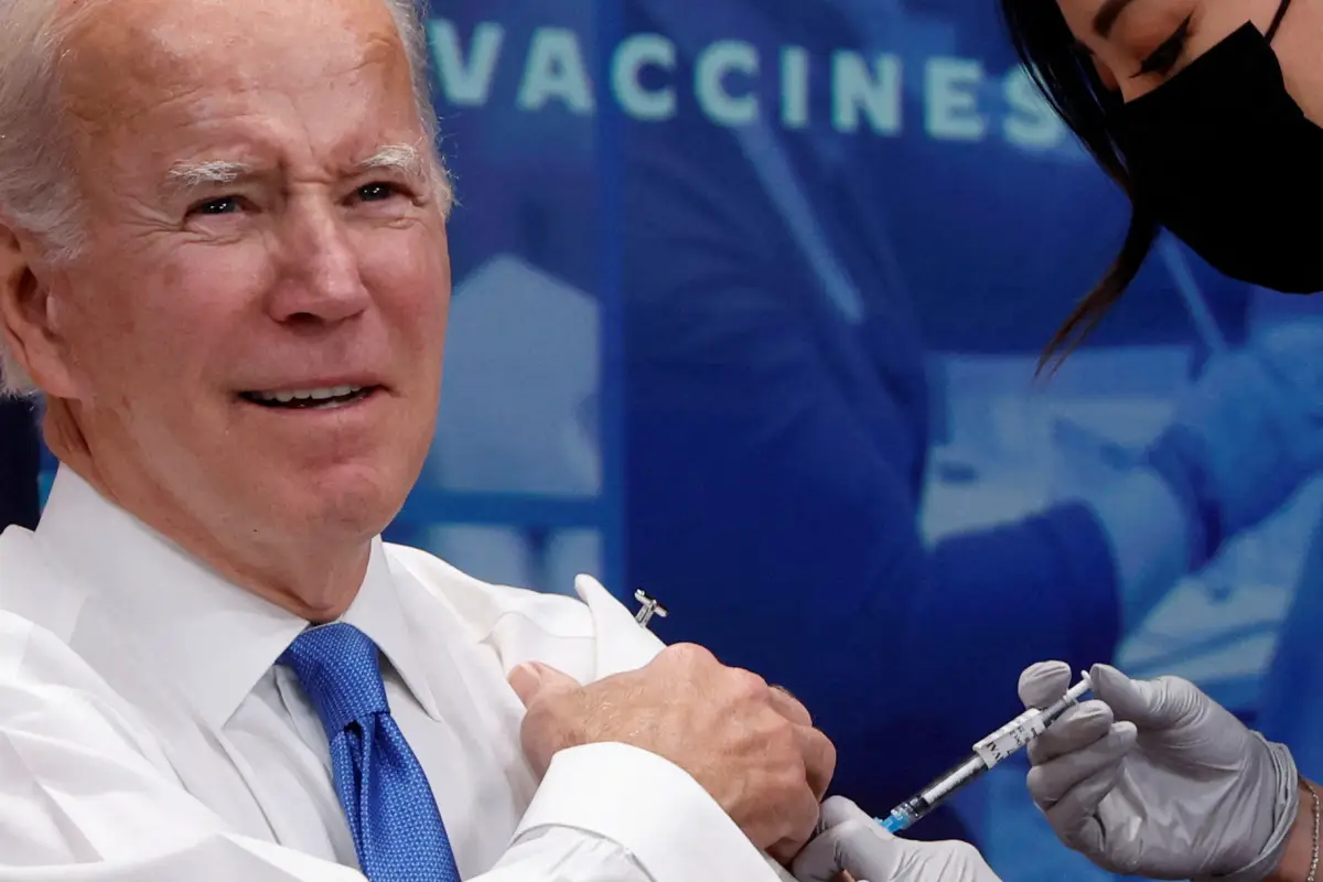 El presidente de los Estados Unidos, Joe Biden, recibe una vacuna actualizada contra la enfermedad del coronavirus (COVID-19) en el escenario en un auditorio del campus de la Casa Blanca en Washington, EE. UU., el 25 de octubre de 2022.
