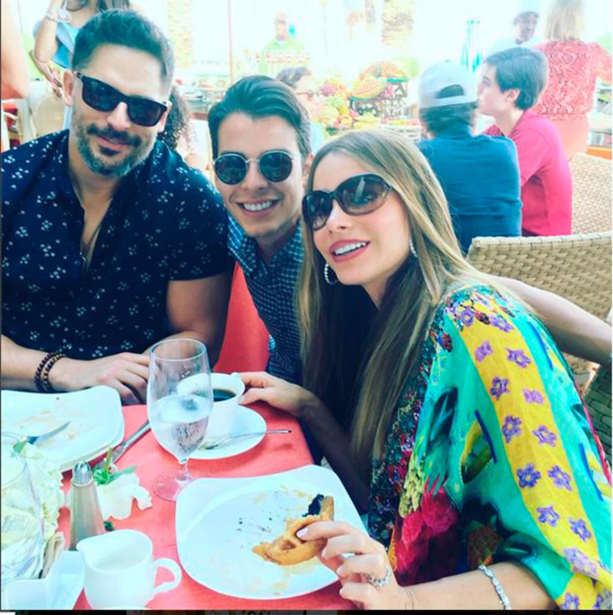 En un brunch posterior a su boda, la actriz de 43 años presumió la joya de diamantes que simboliza su matrimonio con Joe Manganiello.