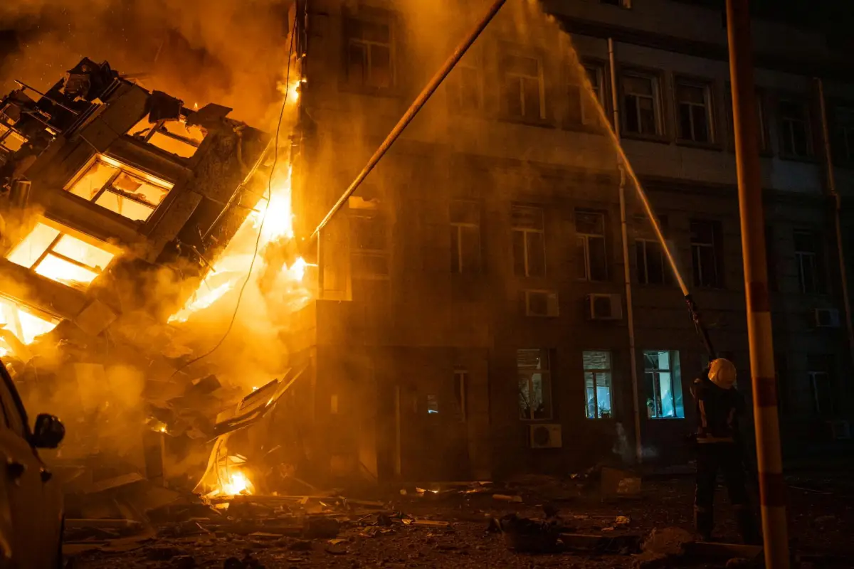 Un bombero trabaja en un sitio de un edificio administrativo gravemente dañado por un ataque de misiles ruso, en medio del ataque de Rusia a Ucrania, en Odesa, Ucrania, el 20 de julio de 2023.