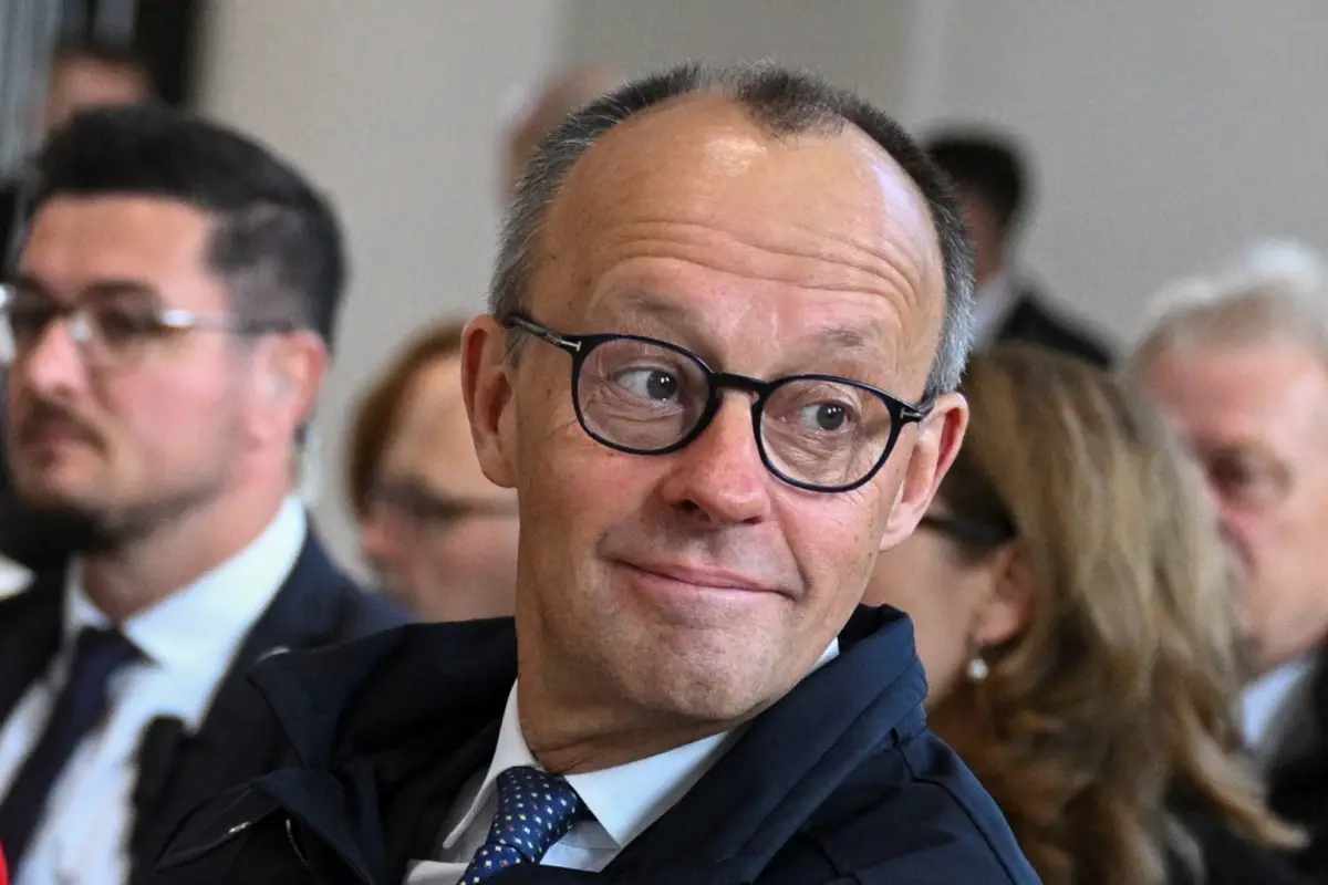 El canciller alemán Friedrich Merz se sienta el día que asiste a un servicio religioso en el St. Catedral de Hedwig, antes de la sesión inaugural de la cámara baja del parlamento alemán, el Bundestag, en Berlín, Alemania, el 25 de marzo de 2025.