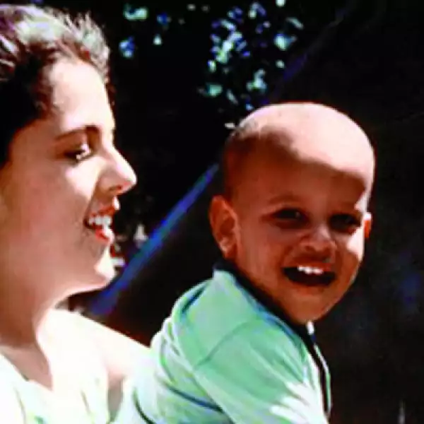 De su madre, Stanley Ann Dunham, aprendió los valores de la tolerancia, el respeto a las diferencias y la búsqueda de la justicia social.