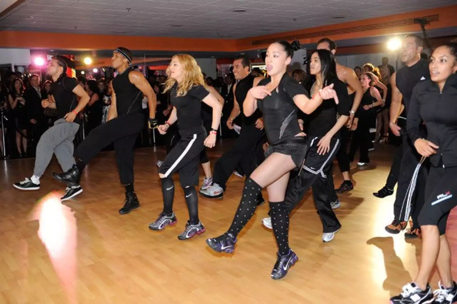 Madonna se puso los tenis para mostrar una de las coreografías que se impartirán en Hard Candy Fitness.