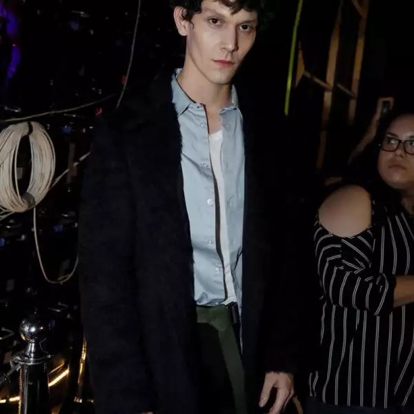Boyfriends-Shirt-MBFWMx-Model-On-Backstage