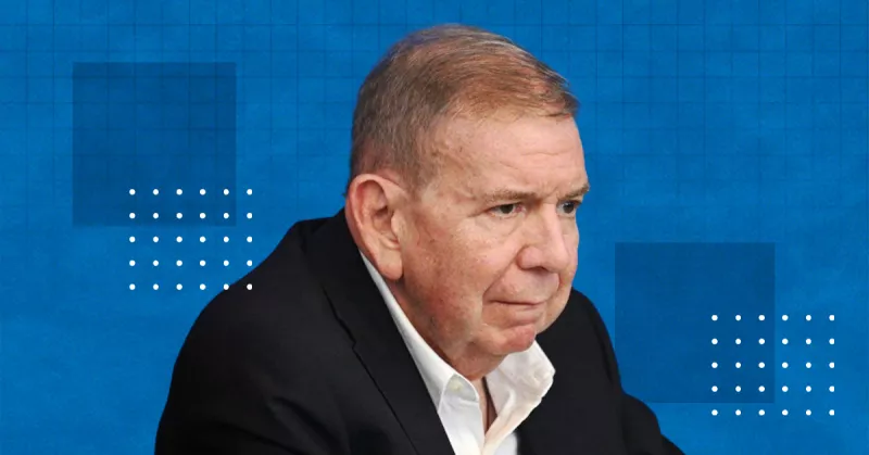 El candidato presidencial de la oposición venezolana, Edmundo González Urrutia, mira junto a la líder de la oposición María Corina Machado (fuera de cuadro) durante una conferencia de prensa en Caracas el 25 de julio de 2024, antes de las elecciones presidenciales del domingo.