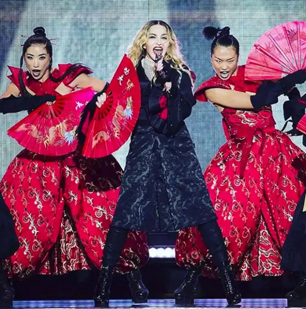 El nuevo tour está lleno de coloridos vestuarios, coreografías complejas y declaraciones sociales.