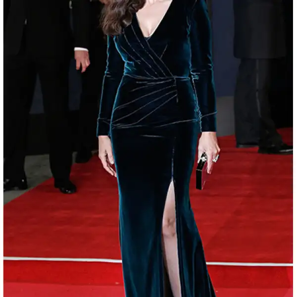 ¿Cómo llevar aperturas en invierno? La actriz encontró la clave al complementar el vestido de terciopelo de Cushnie et Ochs con medias transparentes.