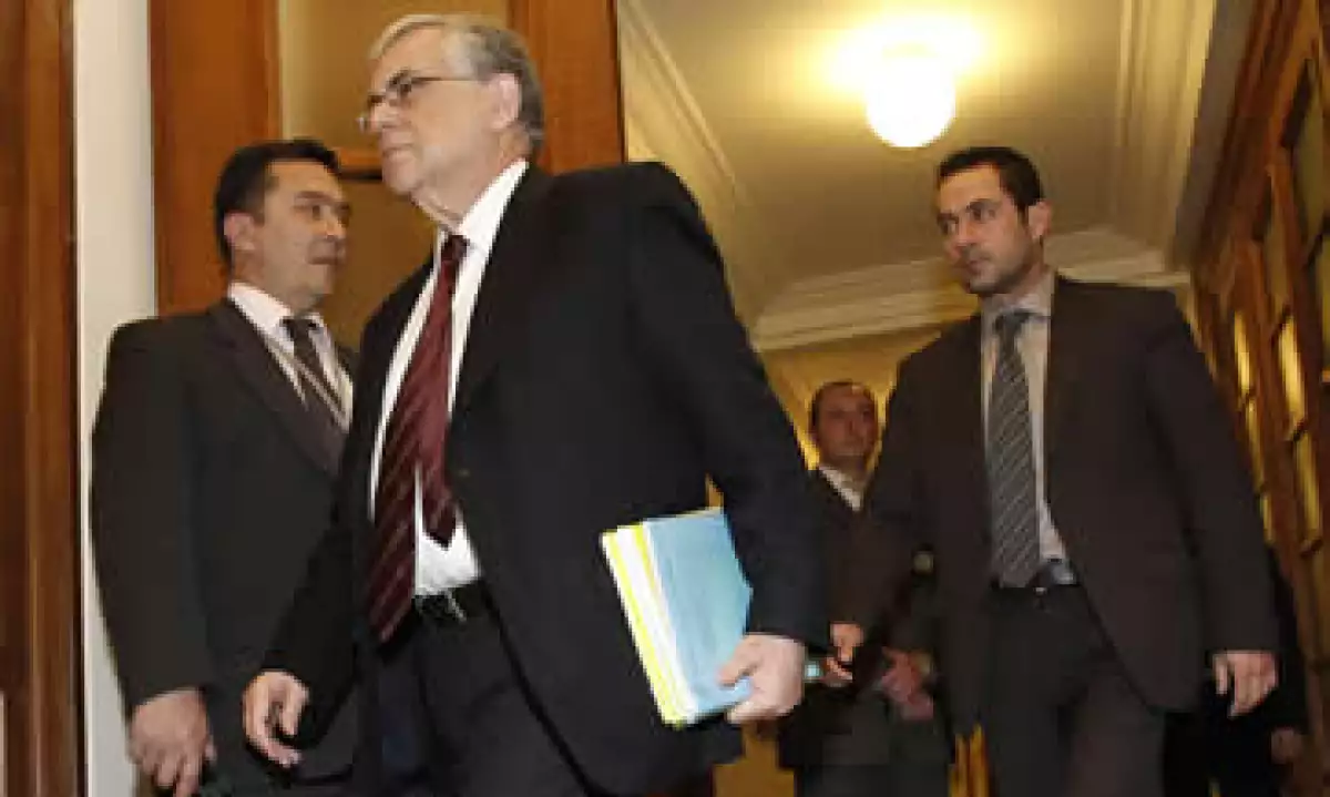 Lucas Papademos, primer ministro de Grecia, señaló este viernes que los miembros del gabinete que están en contra del rescate no podían seguir en el Gobierno. (Foto: AP)