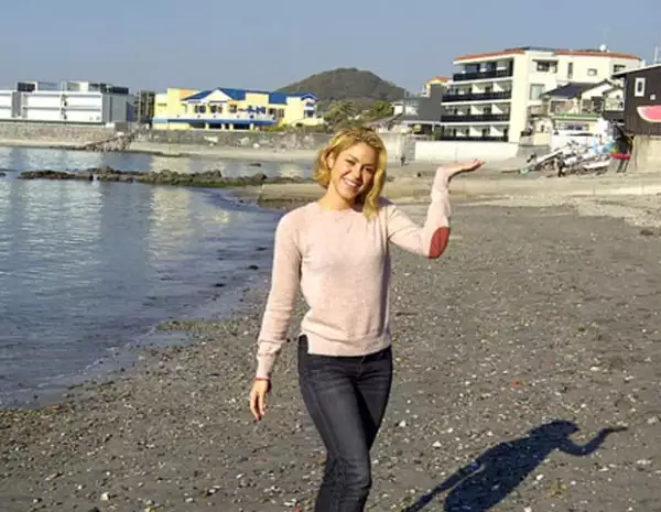 La cantante lució muy contenta de estar en el país de oriente.