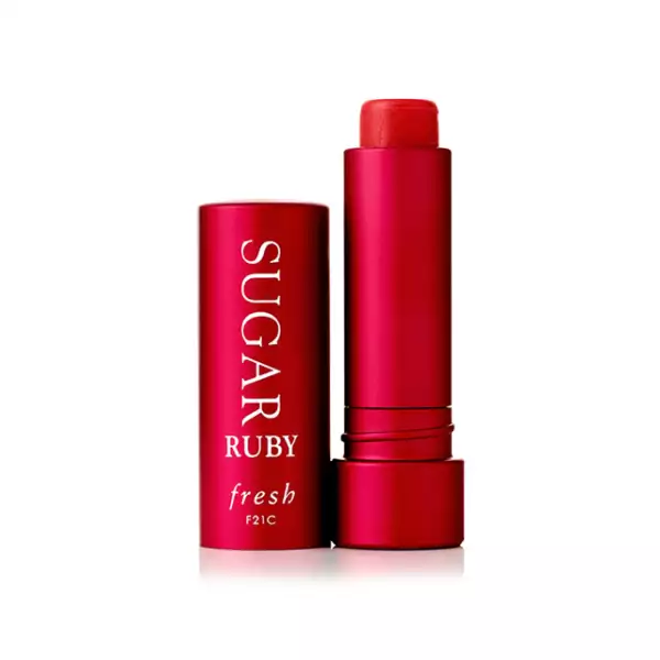 Protege tus labios con el Sugar Ruby Lip Treatment SPF 15 de Fresh diariamente. Contiene aceites y ceras con azúcar real para hidratar y humectar tus labios, protegiéndolos de los radicales libres y daños causados por el sol, dándoles un toque de color. Sephora Antara. 340 pesos.