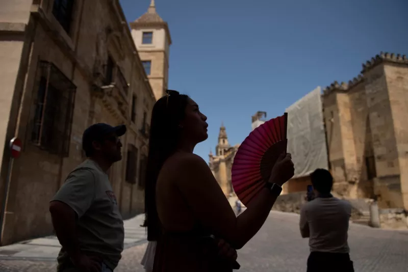 Una mujer se enfría con un ventilador durante una ola de calor en Córdoba el 3 de agosto de 2025. La segunda ola de calor del año comienza en la Península Ibérica.