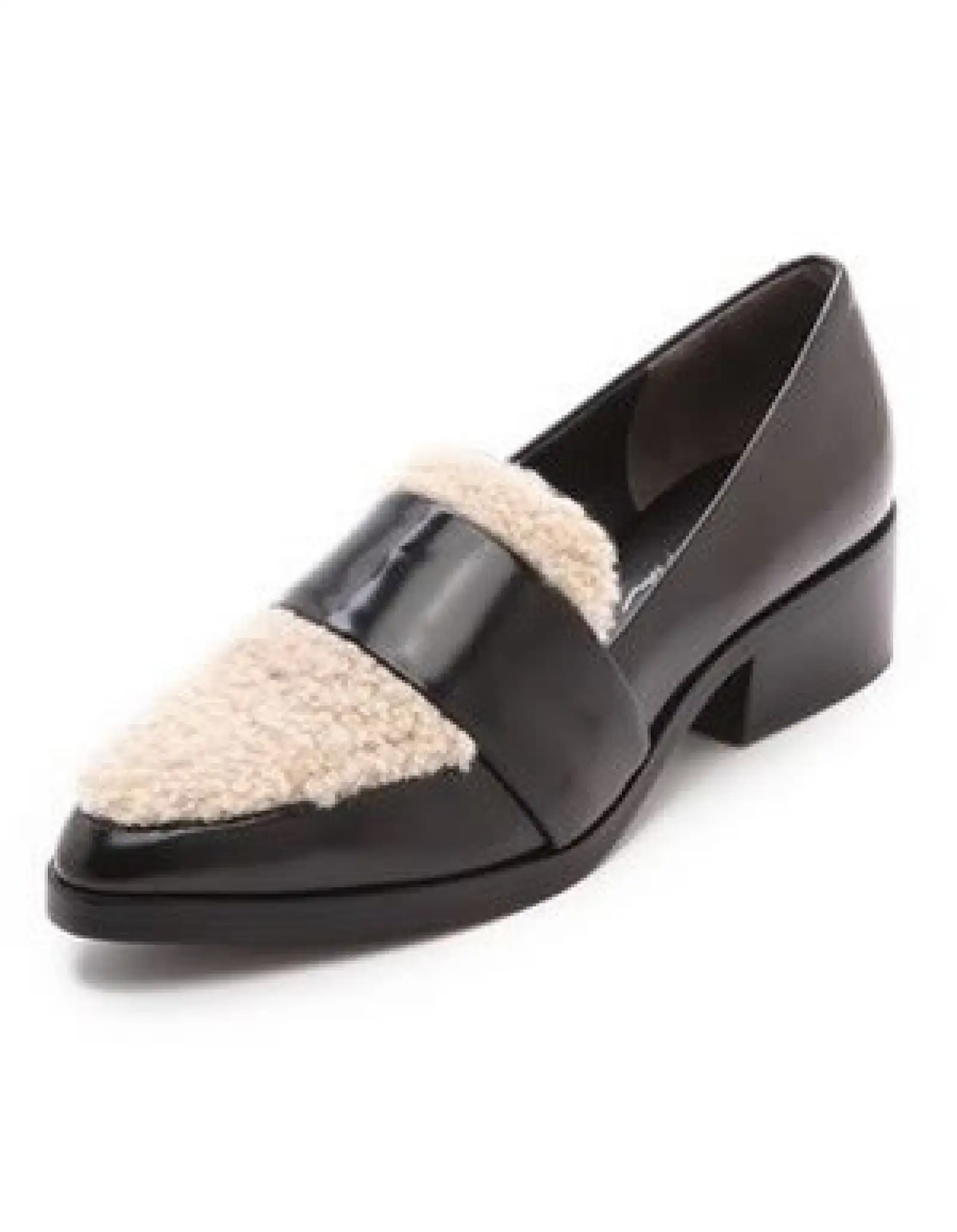 Detalle de shearling en los flats de 3.1 Phillip Lim.
