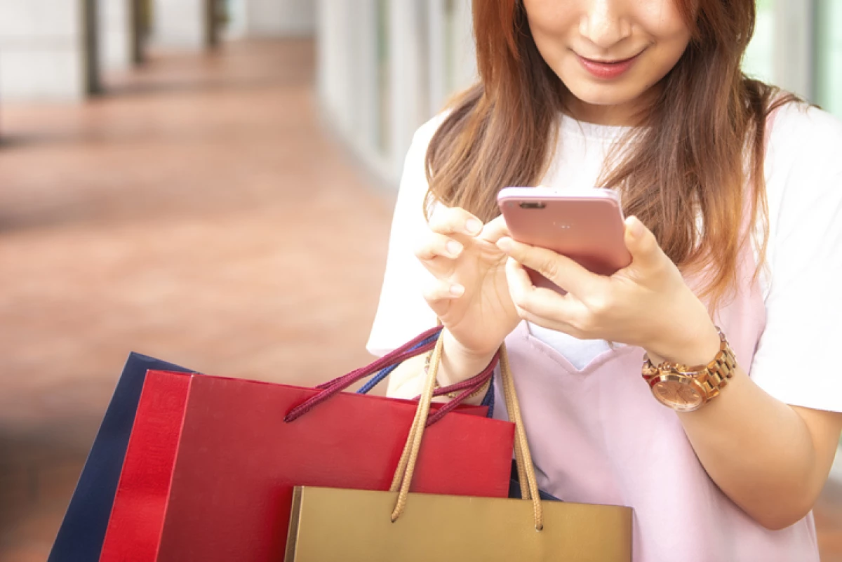 Young Woman Use Of Mobile Phone In Shopping Mall
