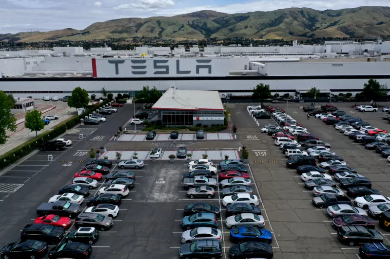 (Planta industrial de Tesla en California)