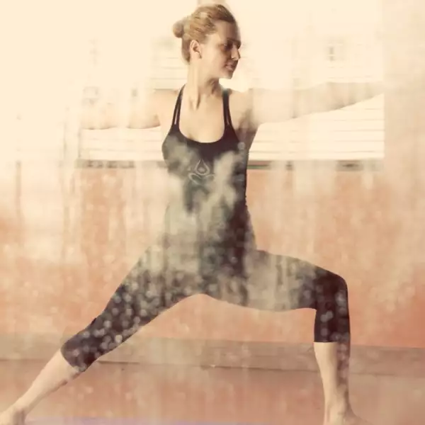 una mujer practica yoga