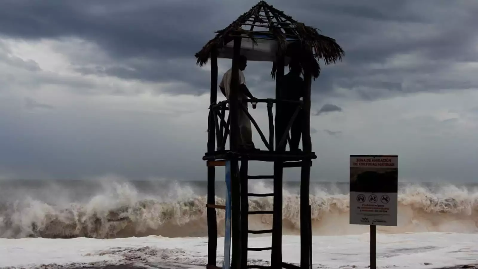 México declaró en alerta máxima la península de Baja California debido al paso del huracán 'Odile'