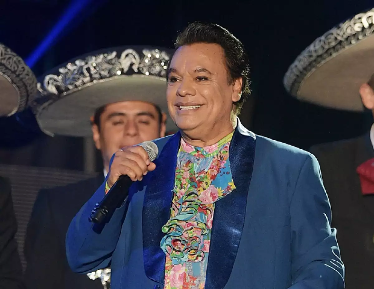 Hacemos un recorrido por los éxitos del divo de Juárez, seleccionando las mejores frases de sus canciones más memorables.