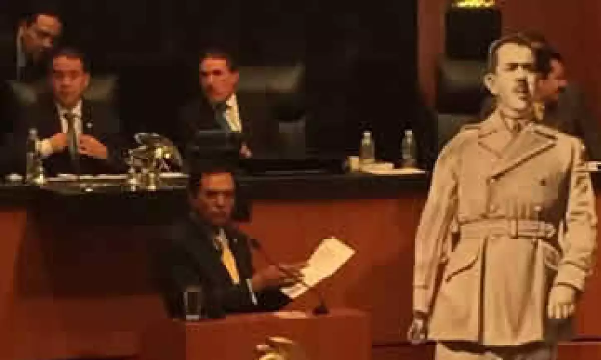 Senadores del PRD colocaron una imagen del general Lázaro Cárdenas en el Pleno de la Cámara. (Foto: Tomada de @JLozanoA)