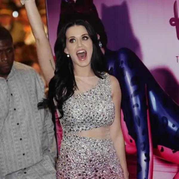 Katy Perry en la firma de autógrafos