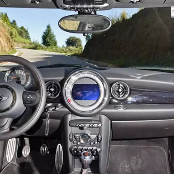 El enorme velocímetro colocado al centro del tablero ahora alberga también la pantalla de información relevante del comportamiento del vehículo.