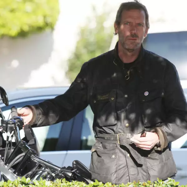 Hugh Laurie, o mejor conocido como Dr. House ?por la exitosa serie de televisión que protagoniza-, presume su moto por las calles de Santa Mónica, California.