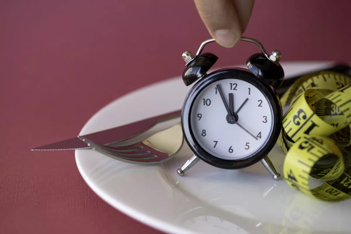 Plato con cubiertos, reloj y una cinta métrica
