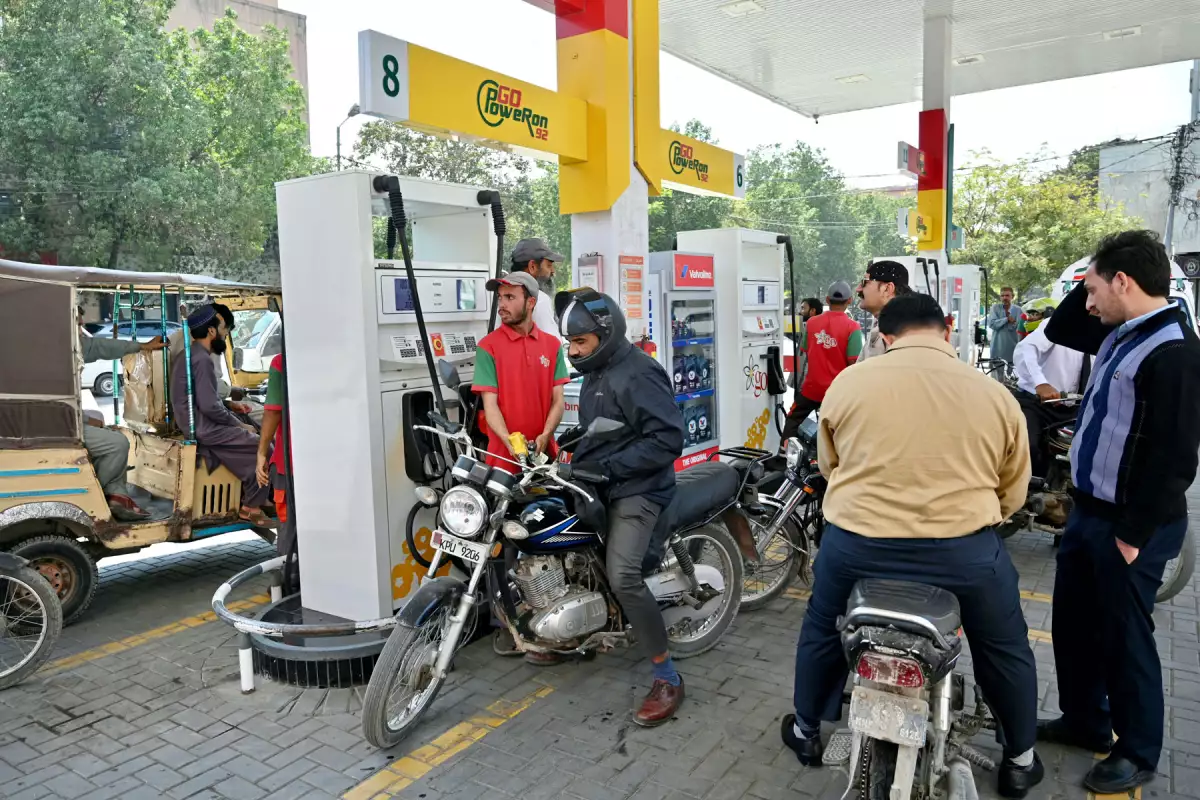 Los viajeros se alinean en una gasolinera en Karachi el 9 de marzo de 2026. Los mercados de valores se desplomaron el 9 de marzo, ya que los precios del petróleo y el gas se dispararon por temores sobre los suministros de Oriente Medio con la guerra entre Estados Unidos e Israel contra Irán continuando en una segunda semana sin señales de ceder.