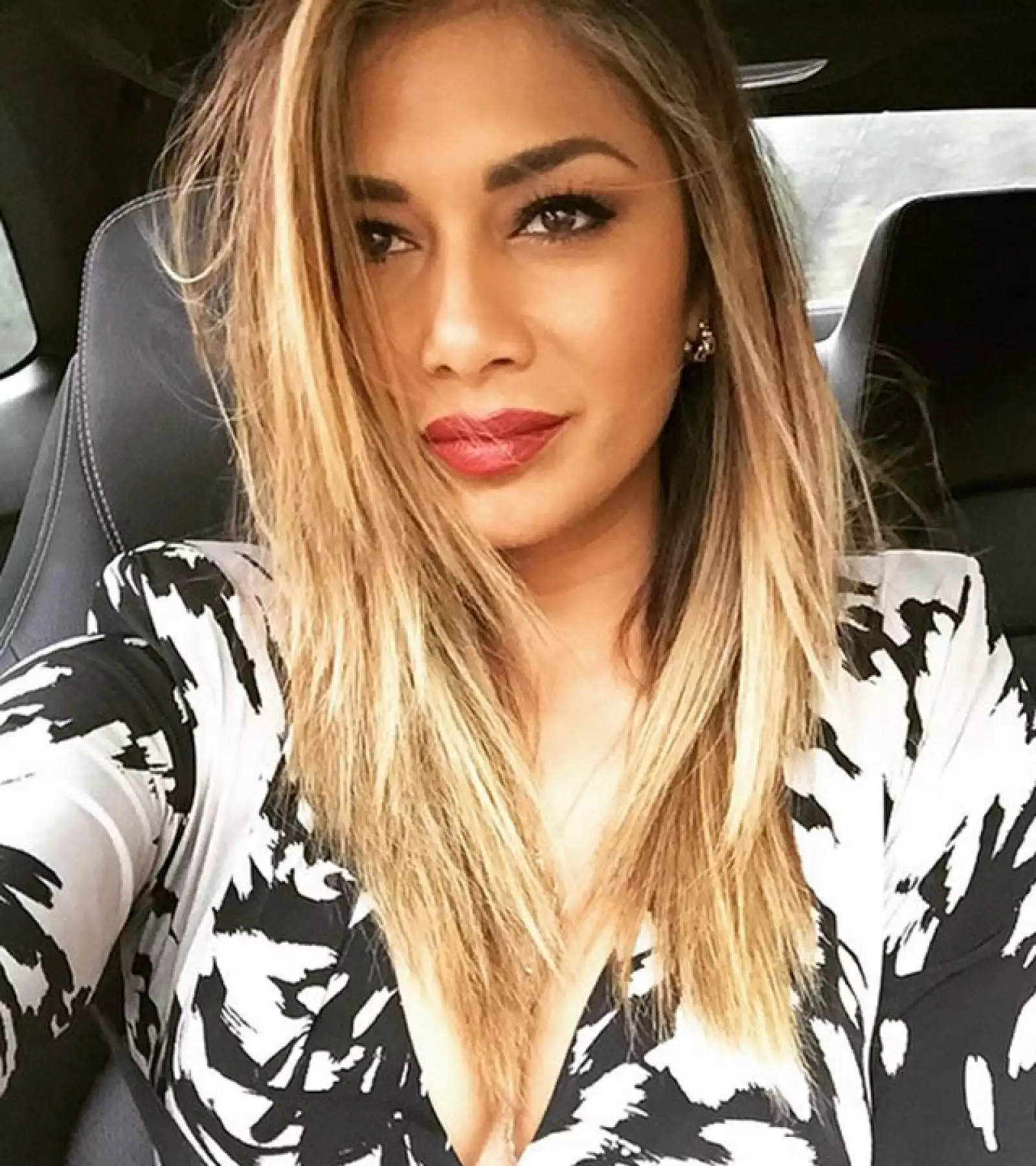 Nicole Scherzinger, ex Pussycat Doll, subió una selfie a su cuenta de Instagram con un look muy fashion. Con el pelo más claro, ojos con smokey eye y labios rojos, la cantante se ve increíble.