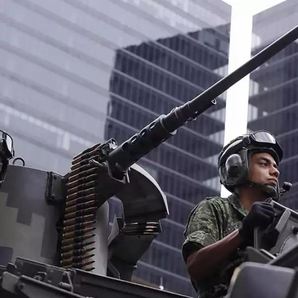 Elementos del ejército mexicano exhibiendo su artillería en la Ciudad de México