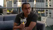 El chef Carlos Gaytán, primer mexicano en obtener una estrella Michelín por su restaurante en Chicago.
