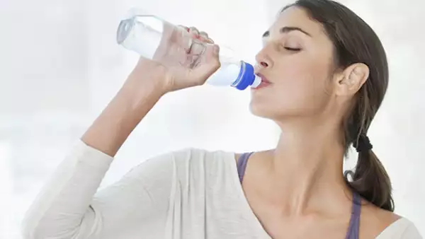 Piel, labios y garganta reseca. Pelo sucio y dolores de cabeza. Esto y mucho más son los efectos de la contaminación. Te enseñamos a proteger tu piel de la contaminación con 5 puntos.