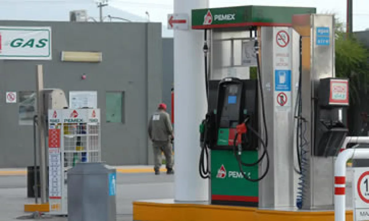 Pemex decidió abrir las estaciones de servicio en una ciudad con gran comunidad latina. (Foto: Notimex)