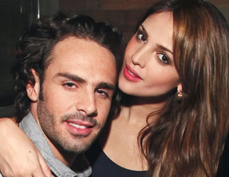 Justin Bieber y Selena Gomez, Jacky Bracamontes y Martín Fuentes, así como Eiza González y Pepe Díaz; son sólo algunos ejemplos de las parejas más enamoradas del momento.