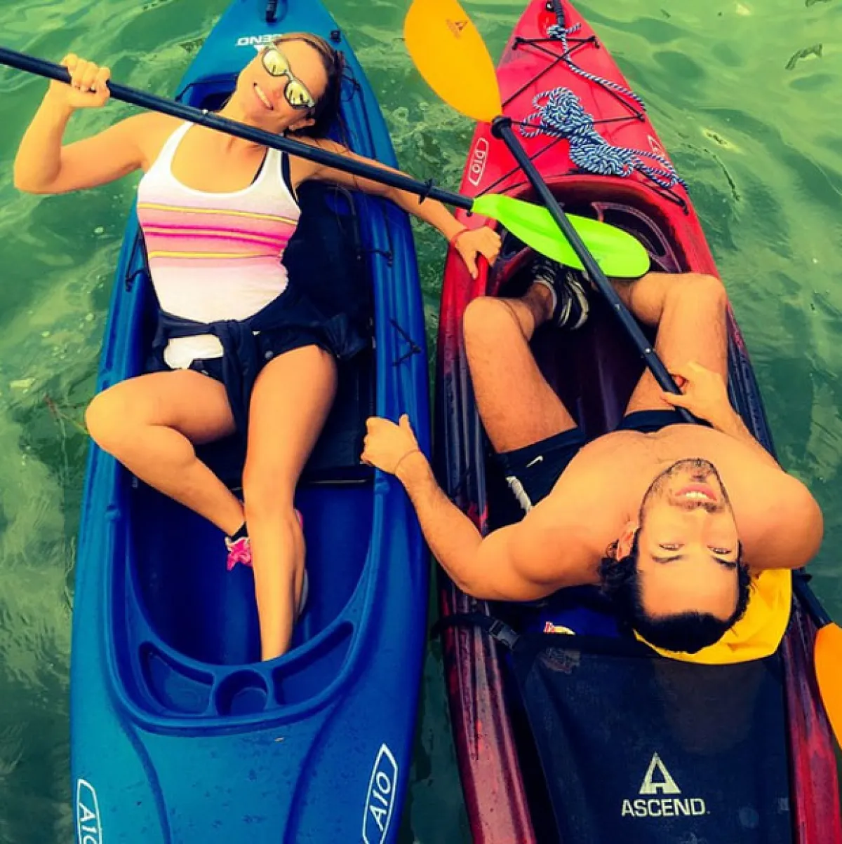 Aarón y Lola disfrutando de un paseo en kayak.