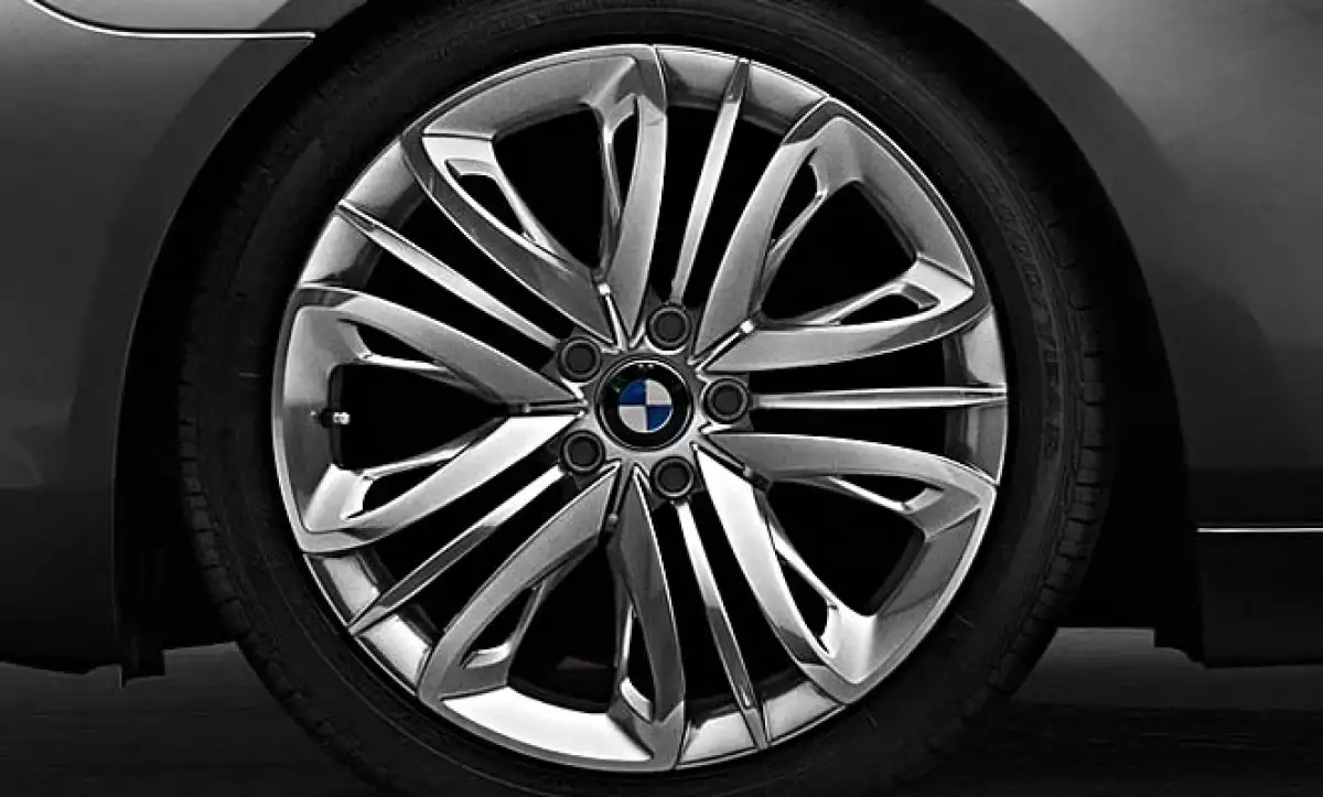 Su aspecto atlético se ve potenciado por las superficies más grandes de las ruedas posteriores.