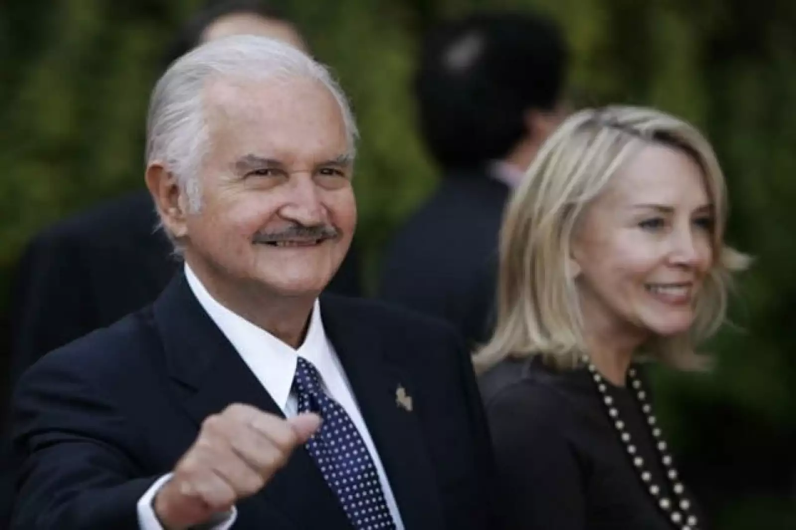 Carlos Fuentes llegando a la ceremonia del Premio Don Quijote.