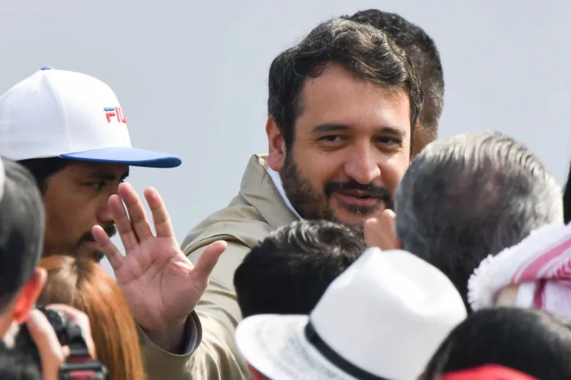 Andrés Manuel López Beltrán es captado entre la multitud en un evento de Morena.