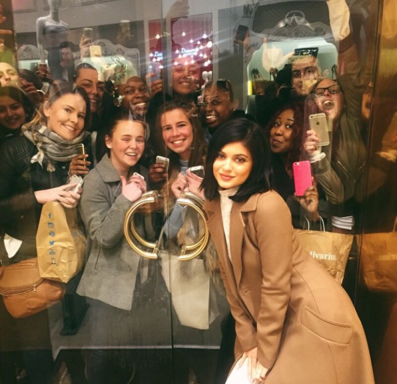 Sus fans la esperan afuera de la tienda mientras ella va de compras.