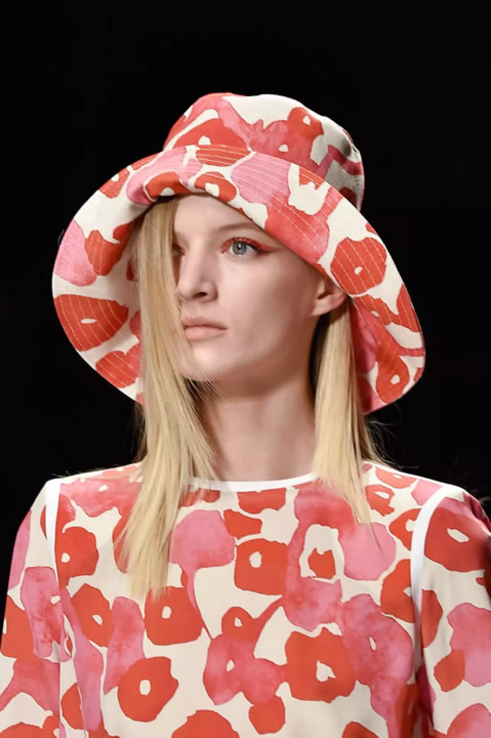 Las típicas Rain Hats son un musa para el verano, especialmente cuando empieza a hacer aire. Max Mara propone unas con estampados increíbles para que tu outfit luzca aún mejor.