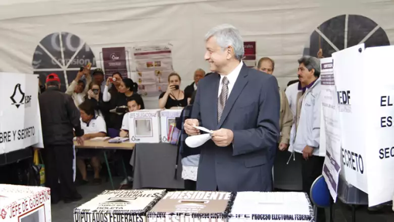Andrés Manuel López Obrador, candidato a la presidencial del PRD, Partido del Trabajo (PT) y Movimiento Ciudadano, llegó a las 8:00 horas a la casilla número 359, ubicada en la sede central de la Comisión Nacional del Agua.