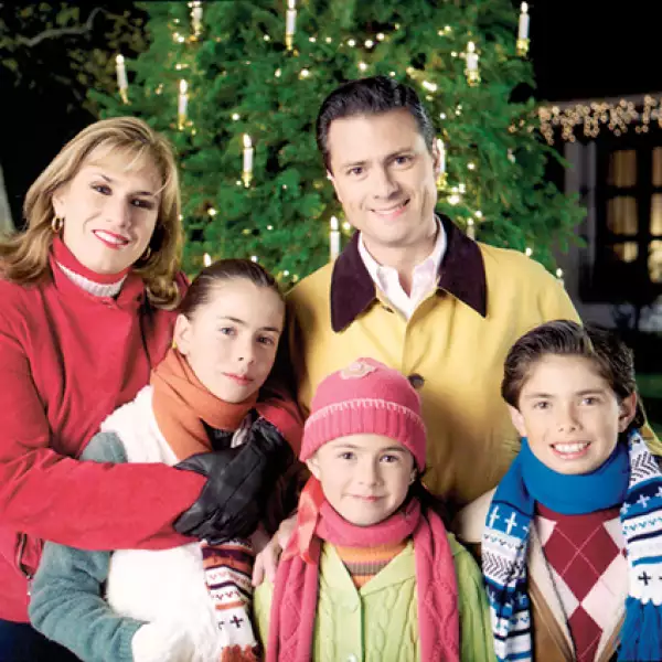 Con su mamá Mónica Pretelini, hermanos y papá.
