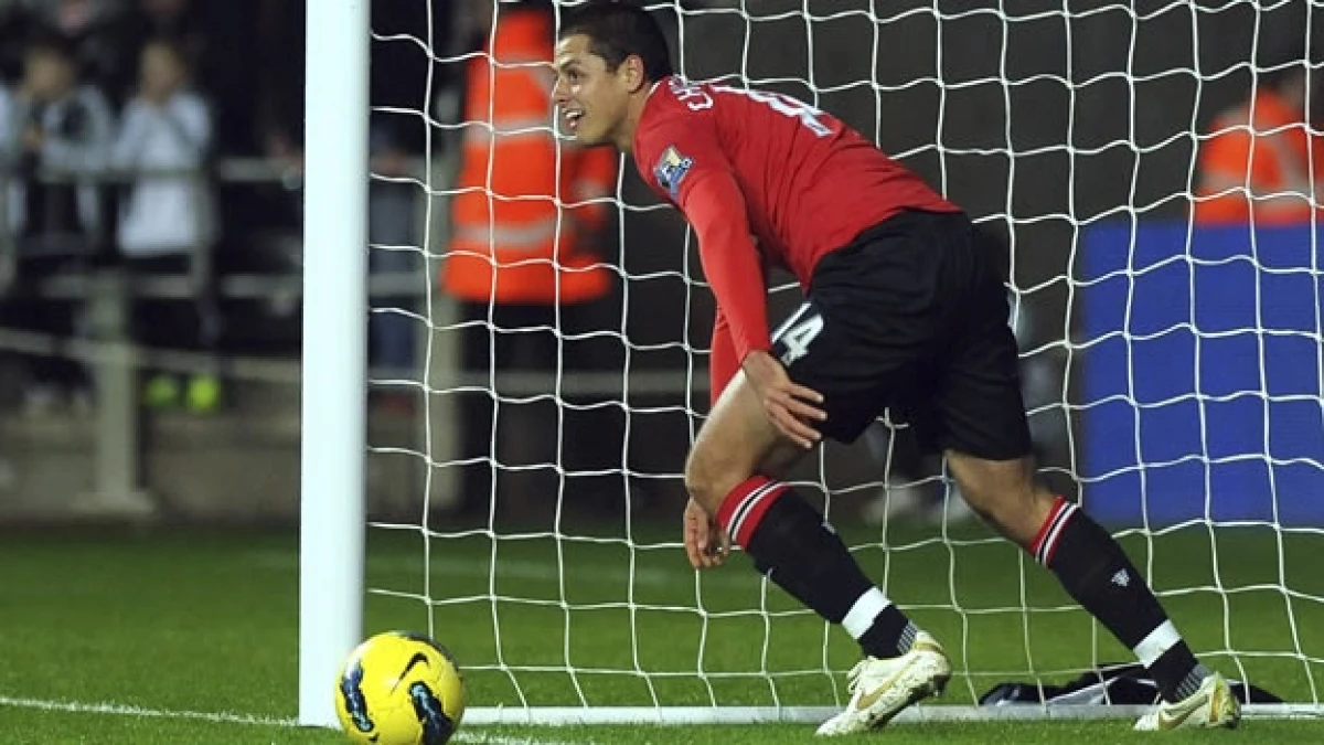 chicharito antes de lanzar un balonazo