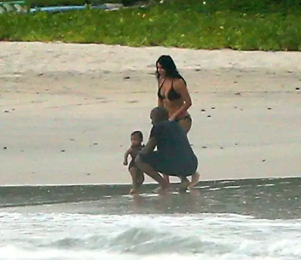 Los orgullosos papás papás llevaron a su pequeña al mar.
