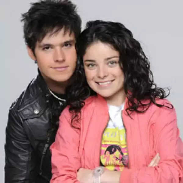 Años después, como su primer papel en el que dejaba de ser adolescente actuó a `Charly´en la telenovela `Las tontas no van al cielo´.