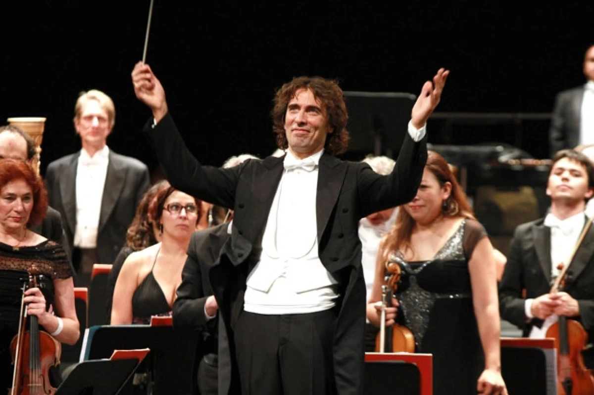 Para desearle muy feliz cumpleaños a la actriz italiana, su hijo Carlo Ponti, ofreció un memorable concierto en el Teatro de la Ciudad, al que asistieron varios personajes importantes.