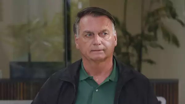 El expresidente de Brasil (2019-2022) Jair Bolsonaro llega al aeropuerto de Brasilia el 25 de marzo de 2025. 