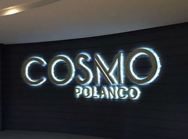 Entrada de Cosmo en la calle Homero.