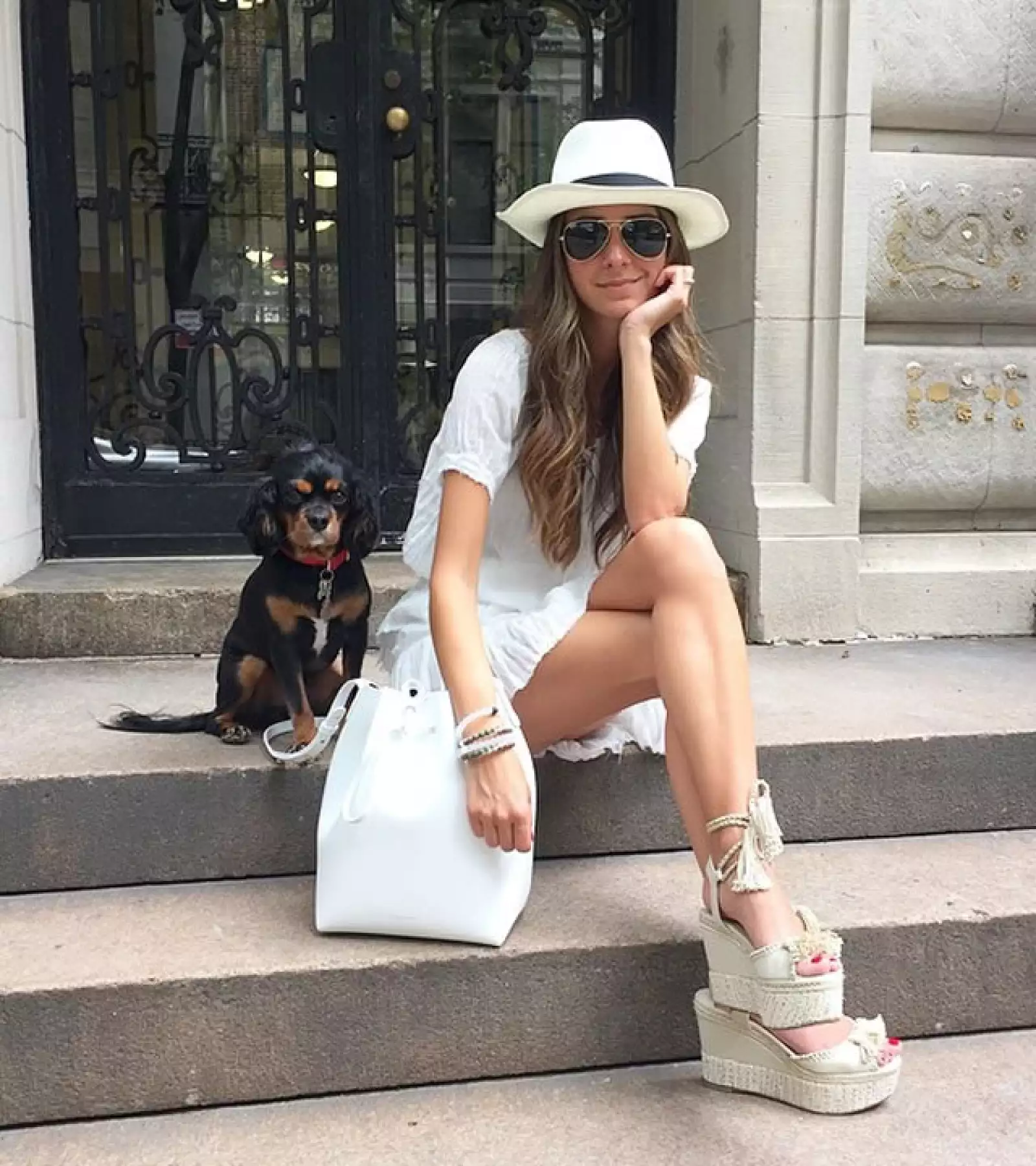 Arielle Charnas, la bloggera de Something Navy, con Dylan en NYC.
