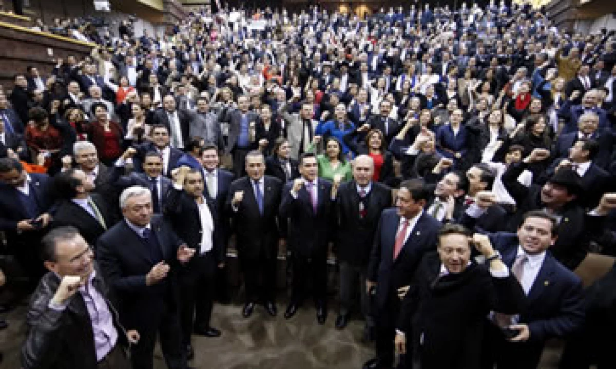 Los diputados del PRI y del PAN celebran la aprobación en lo general y en lo particular de la reforma. (Foto: Cuartoscuro)