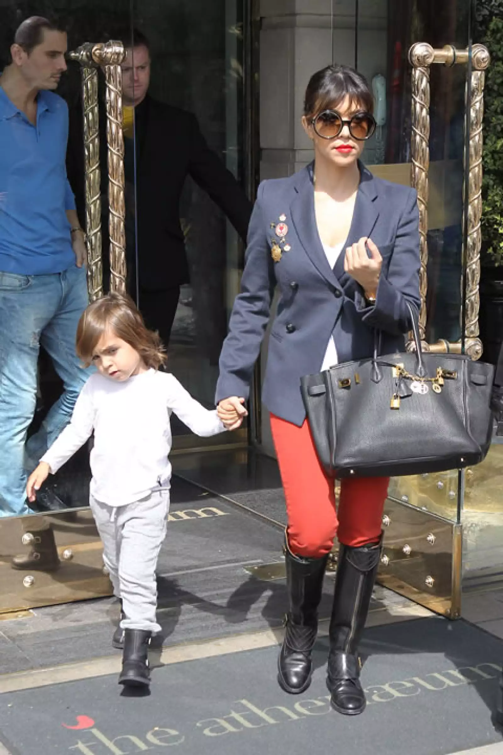 A Mason le encanta coordinar outfits con sus papás, aquí con una botas muy parecidas a las de su mamá, Kourtney.